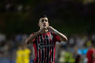 Pedrinho jogador do São Paulo comemora seu gol durante partida contra o São Bento no estádio Walter Ribeiro pelo campeonato Paulista 