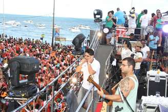 Jorge e Mateus puxam bloco em Salvador, em 2016