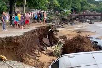 Destruição em praias de São Sebastião após as chuvas e enchentes