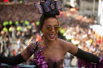 Anitta usou fantasia de Carmen Miranda para o bloco no Rio de Janeiro