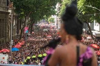 Bloco da Anitta teve roubo e cantora deu bronca de cima do trio