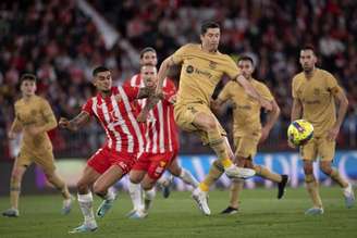 Robert Lewandowski deixou o campo contra o Almería com lesão na coxa (Foto: JORGE GUERRERO / AFP)