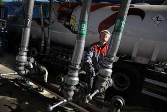 Trabalhador em refinaria de petróleo em Gdansk, Polônia
27/02/2023
REUTERS/Kacper Pempel