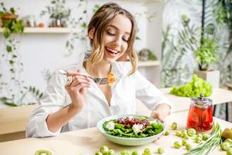 Alimentação interfere na produção de substâncias responsáveis pelo bom humor