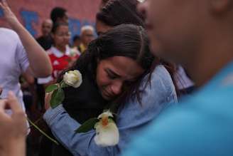 Vigília de alunos homenageia professora morta em ataque em SP: 'Chega de violência!'