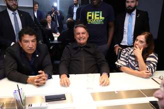 Bolsonaro se reúne com lideranças do PL ao chegar no Brasil