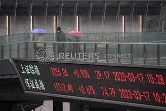 Painel eletrônico mostra cotações em Xangai, China
17/03/2023. REUTERS/Aly Song