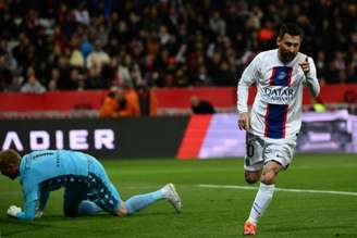 Messi celebra gol que abriu o placar no embate (Foto: CHRISTOPHE SIMON / AFP)