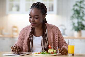 Dieta detox auxilia na perda de peso e elimina toxinas do corpo