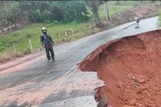 Chuvas intensas provocam abertura de cratera em rodovia no extremo sul da Bahia —