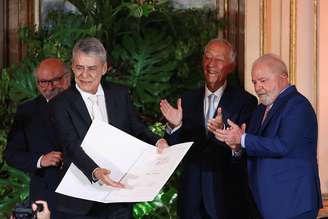 Lula entrega Prêmio Camões a Chico Buarque em Portugal.