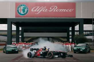 Demonstração de carro da F1 na frente da fábrica da Alfa Romeo. Os italianos avaliam seu futuro no esporte a motor.