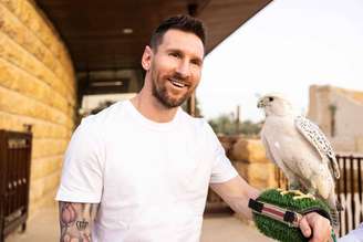 This handout picture provided by the Saudi Tourism Authority on May 1, 2023, shows Argentina's forward Lionel Messi holding a falcon in Riyadh. (Photo by Saudi Tourism Authority / AFP) / RESTRICTED TO EDITORIAL USE - MANDATORY CREDIT "AFP PHOTO / SAUDI TOURISM AUTHORITY " - NO MARKETING - NO ADVERTISING CAMPAIGNS - NO ARCHIVE-DISTRIBUTED AS A SERVICE TO CLIENTS