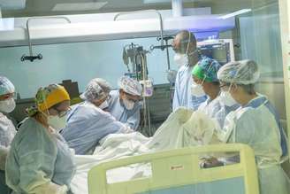 Brasil viu escalada na ocupação de leitos em 2020 e 2021 por causa da covid