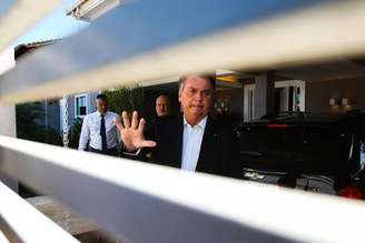 PF esteve na casa de Bolsonaro, em Brasília, durante a Operação Venire. Agentes fizeram buscas e apreenderam o celular do ex-presidente.