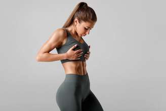 Flacidez abdominal pode ser tratada com hábitos saudáveis associados a tratamentos estéticos