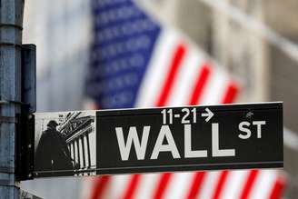 Placa em frente à Bolsa de Valores de Nova York sinaliza Wall Street

REUTERS/Andrew Kelly