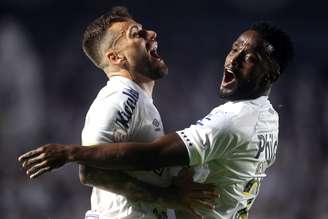 Mendoza (à direita), do Santos, comemora gol marcado contra o Bahia pelo Campeonato Brasileiro, nesta quarta-feira, 10.