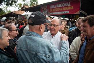 Vice-presidente Geraldo Alckmin na feira do MST