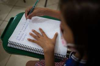 Brasil apresenta desempenho fraco em avaliação internacional de educação que mede níveis de leitura e compreensão de texto.