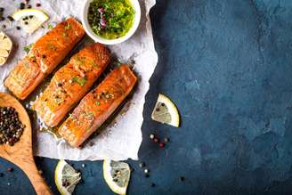 Salmão assado com crosta de ervas (Elena Eryomenko | ShutterStock)