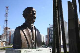 O busto do aviador Santos Dumont.