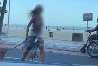 Mulher de topless foi vista passeando com cachorros em Balneário Camboriú