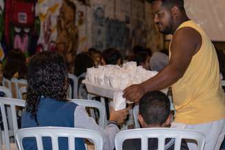 Lucas Felipe é um dos organizadores. Evento conta com refrigerantes e pipocas @Léu Britto/Agência Mural