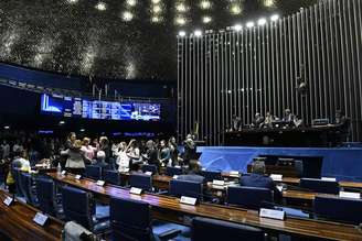 Senadores avaliaram texto horas antes de vencer o prazo da MP 1154