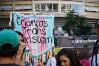 Faixa "Crianças trans existem", na Marcha do Orgulho Trans de São Paulo