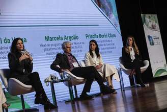 Annelise Vendramini (à esq.), da FGV, José Eli da Veiga, professor da USP, Marcela Argollo, head do Programa de ESG na Revvo, e Priscila Borin Claro, professora do Insper.