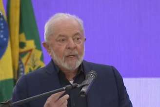 Na pressa, Lula improvisou o figurino: paletó azul marinho, camisa preta, sem gravata, calça cinza e tênis