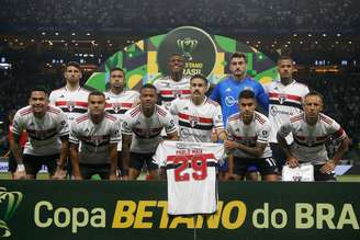 Elenco do São Paulo com a camisa de Pablo Maia 