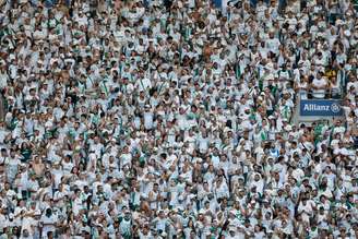 Torcida do Palmeiras cantou músicas criticando a atual diretoria do clube. (Photo by Ricardo Moreira/Getty Images)