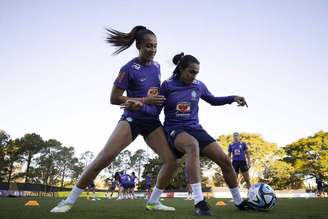 Kathellen marcando Marta durante treino da Seleção –