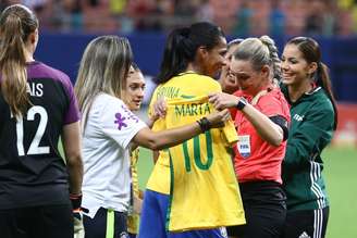 Nadine Basttos em sua despedida dos gramados, no jogo da Seleção Feminina contra Bolívia