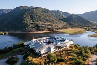 O traçado sinuoso da cobertura do hotel Vik foi inspirado nas montanhas e nos ventos do Vale do Cachapoal - e também nas linhas do arquiteto Frank Gehry