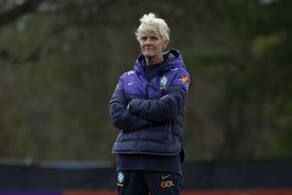 Técnica Pia Sundhage durante jogo-treino