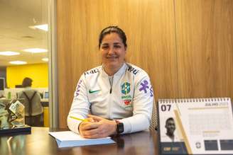 Lindsay como auxiliar-técnica da Seleção Feminina sub-15 e sub-17