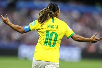 Marta projeta título da Copa do Mundo e relembra lesão –