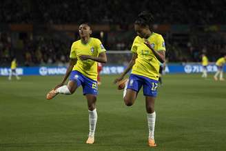  Ary Borges (à direita) comemora o primeiro gol do Brasil ao lado de Kerolin. Mas a dancinha é uma homeangem para a Rainha Marta (passinho de uma música que celebra a Rainha) 