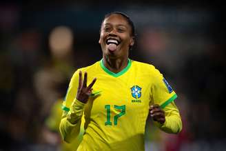 Ary Borges celebra o terceiro gol pela seleção na estreia da Copa