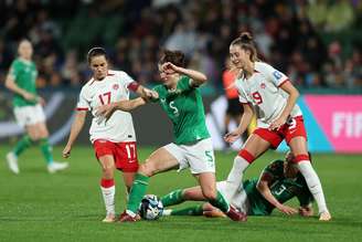 Niamh Fahey, Jessie Fleming e Jordyn Huitema disputando a bola em Canada x Irlanda – Paul Kane/Getty Images