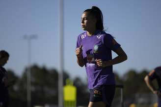 Lauren durante treino da Seleção 