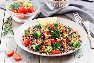 Salada de quinoa com vegetais