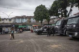 Movimentação de policiais militares no distrito de Vicente de Carvalho, no Guarujá; PM faz operação na cidade