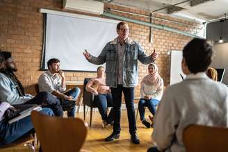 Homem maduro dando uma palestra em uma universidade.