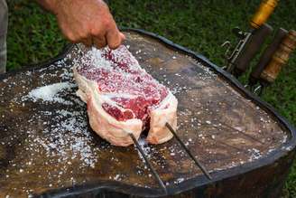 Carne temperada com sal grosso, ideal para churrasco