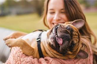 Cães com marcas faciais mais simples parecem fazer movimentos mais expressivos