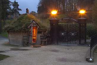 Entrada do Poison Garden, em português, Jardim do Veneno; atração turística está localizada na cidade de Alnwick, na Inglaterra